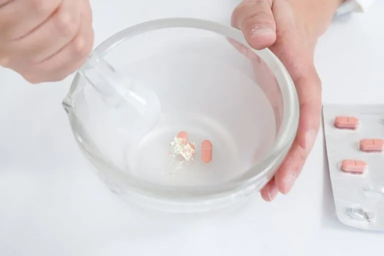 Des compirmés sont broyés à l'aide d'un mortier